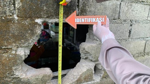 Petugas Polsek Marga saat melakukan identifikasi di Toko Agastya di Banjar Dinas Pinge, Desa Baru, Kecamatan Marga yang dibobol maling. (Istimewa/Polsek Marga)