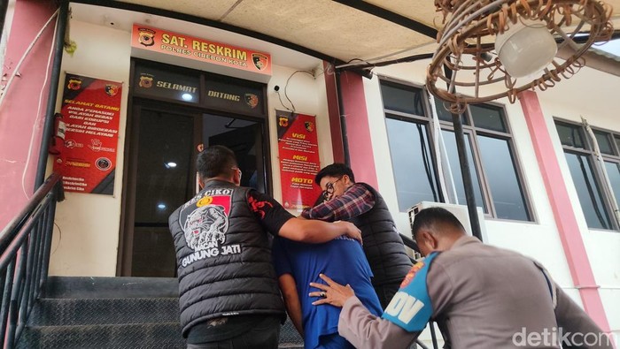 Polisi meringkus pria yang diduga melakukan pencabulan terhadap 2 remaja asal Lampung di Cirebon