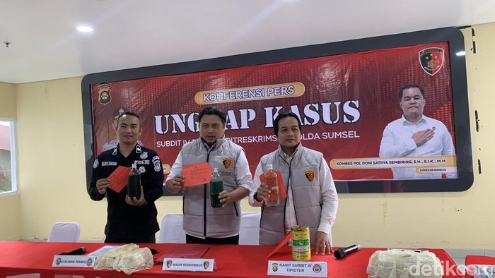 Polisi saat ungkap kasus oplos Pertalite dengan minyak sulingan