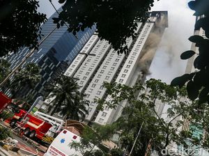 Video: Asap Masih Muncul di Apartemen Jakbar yang Terbakar