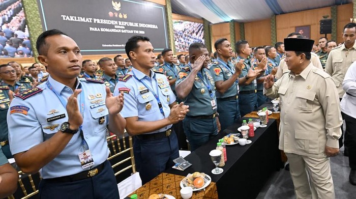 Presiden Prabowo Subianto menyampaikan taklimat kepada sekitar 1.500 Komandan Satuan TNI Tahun 2026. (Cahyo - BPMI Setpres)