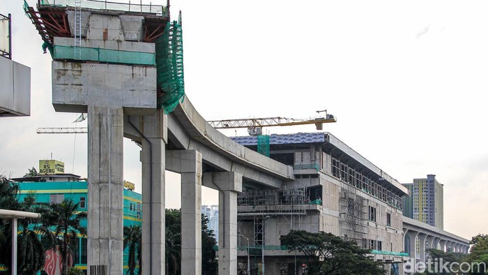 Suasana proyek pembangunan LRT Jakarta Fase 1B di kawasan Manggarai, Jakarta, Kamis (30/4/2026), menunjukkan aktivitas padat. Sejumlah pekerja fokus menyelesaikan tahap konstruksi.