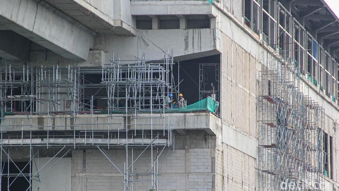 Suasana proyek pembangunan LRT Jakarta Fase 1B di kawasan Manggarai, Jakarta, Kamis (30/4/2026), menunjukkan aktivitas padat. Sejumlah pekerja fokus menyelesaikan tahap konstruksi.