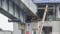Aktivitas pembangunan di sejumlah titik proyek terlihat berjalan intens dengan dukungan alat berat dan tenaga kerja yang terus dikerahkan. Pengerjaan difokuskan pada penyelesaian struktur utama serta elemen pendukung lainnya guna memastikan kesiapan operasional dalam waktu dekat. Proyek ini menjadi salah satu infrastruktur strategis yang diprioritaskan di ibu kota.