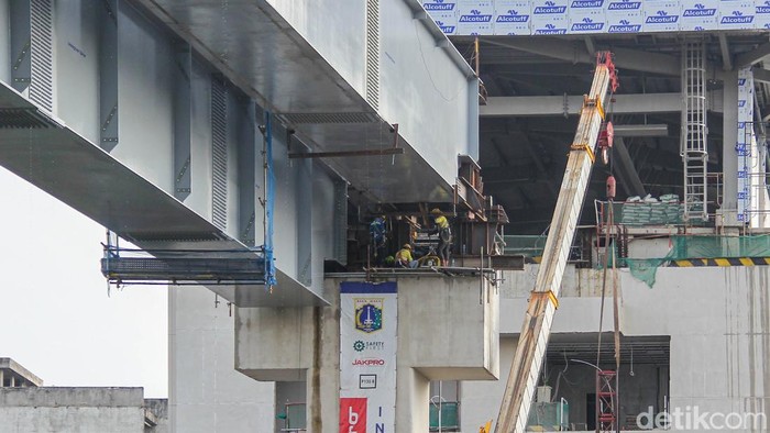 Suasana proyek pembangunan LRT Jakarta Fase 1B di kawasan Manggarai, Jakarta, Kamis (30/4/2026), menunjukkan aktivitas padat. Sejumlah pekerja fokus menyelesaikan tahap konstruksi.
