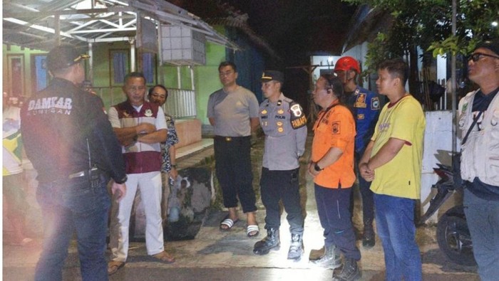 Proses pencarian pemancing yang hanyut di sungai Cisanggarung Kuningan