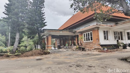 Proses pengerjaan proyek restorasi lobi Kantor Bupati Buleleng, Kamis (30/4/2026). (Foto: Made Wijaya Kusuma/detikBali)