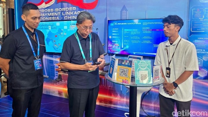 Bank Mega terus mendorong konektivitas sistem pembayaran lintas negara dengan menghadirkan fitur QRIS Antarnegara Indonesia–Tiongkok. Inovasi ini memungkinkan nasabah melakukan transaksi digital secara lebih mudah saat berada di luar negeri, khususnya di Tiongkok.