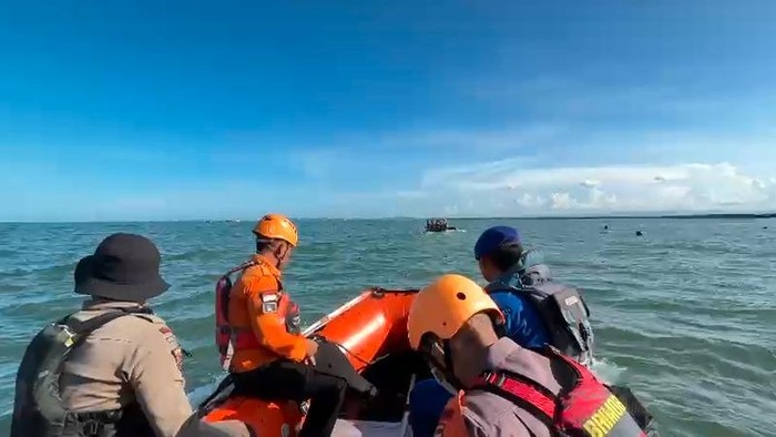 Rescuer Pos SAR Bone melakukan pencarian nelayan yang dilaporkan hilang di Perairan Pallette.