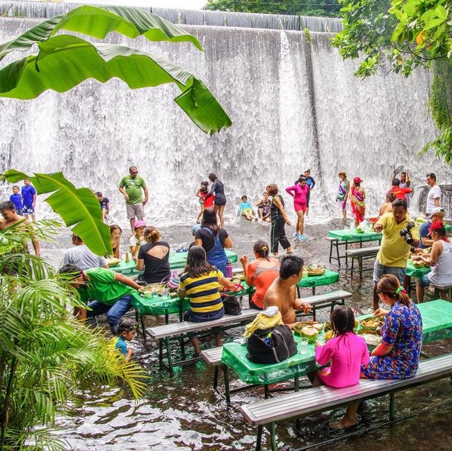 10 Restoran Terunik di Dunia, Ada di Air Terjun hingga Gunung Berapi!