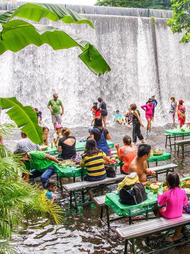 10 Restoran Terunik di Dunia, Ada di Air Terjun hingga Gunung Berapi!