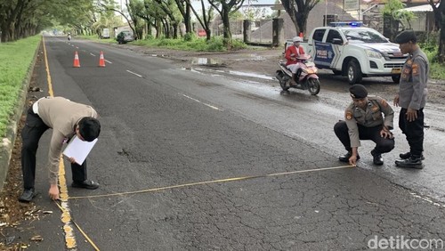 Satlantas Polres Klungkung melakukan penyelidikan kasus laka lantas di Jalan Bypass IB Mantra, Kusamba, Klungkung, Bali, Kamis (30/4/2026).