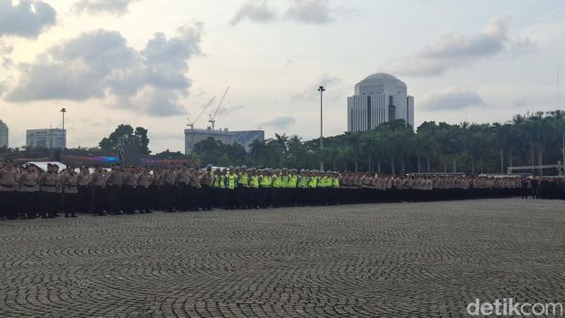 Sebanyak 24.980 personel gabungan disiagakan untuk mengamankan kegiatan peringatan Hari Buruh Internasional (May Day) 2026 di Monas dan DPR besok. (B Belia/detikcom)
