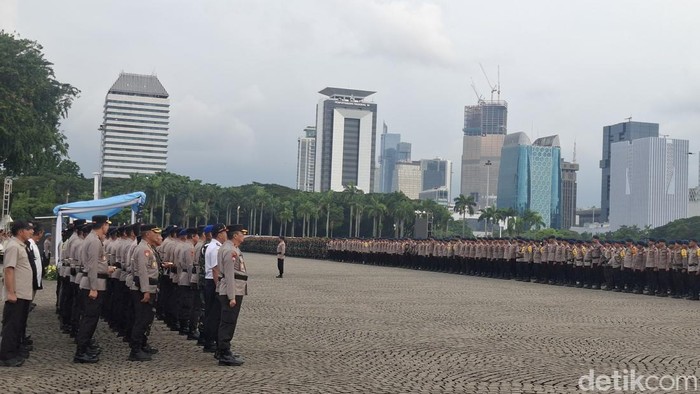 Sebanyak 24.980 personel gabungan disiagakan untuk mengamankan kegiatan peringatan Hari Buruh Internasional (May Day) 2026 di Monas dan DPR besok. (B Belia/detikcom)