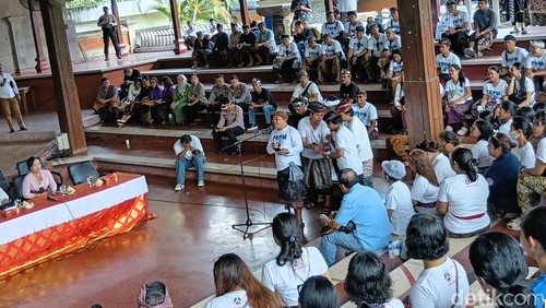 Sekretaris FSPM Regional Bali, Ida Idewa Made Rai Budi Darsana bersama perwakilan mahasiswa Bali membacakan 10 tuntutan di Wantilan DPRD Bali, Kamis (30/4/2026). (Hani/detikBali)