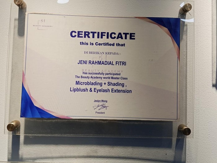 Salah satu sertifikat yang dipajang tersangka di klinik tempat praktek