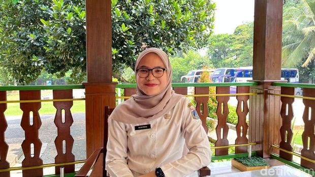 Shafrina Fauzia, staf Unit Pengelola Kawasan Perkampungan Budaya Betawi (UPK PBB). Shafrina Fauzia, staf Unit Pengelola Kawasan Perkampungan Budaya Betawi (UPK PBB).