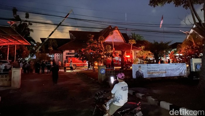 Situasi saat Kantor Dishub Babel terbakar.