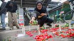 Tabur Bunga dan Doa, Warga Kenang Korban Tragedi Kereta