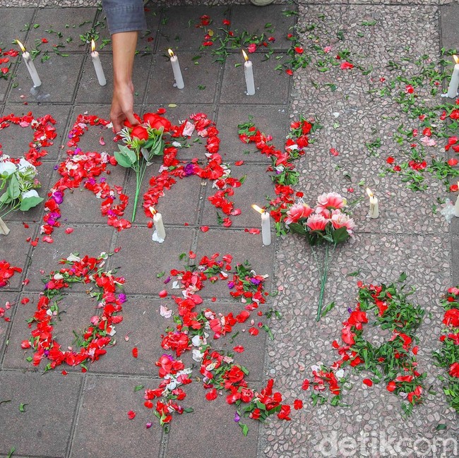 Tabur Bunga dan Doa, Warga Kenang Korban Tragedi Kereta