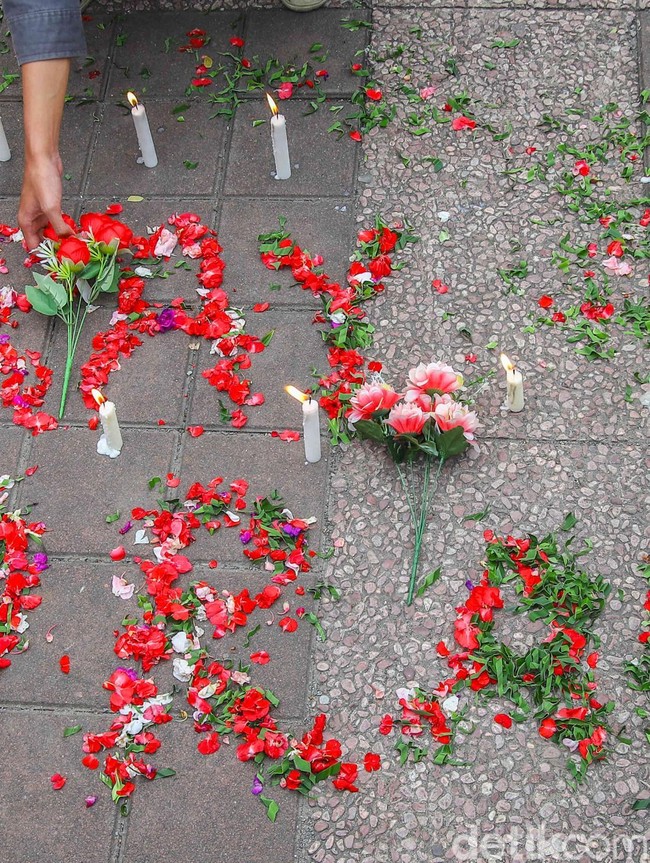 Tabur Bunga dan Doa, Warga Kenang Korban Tragedi Kereta