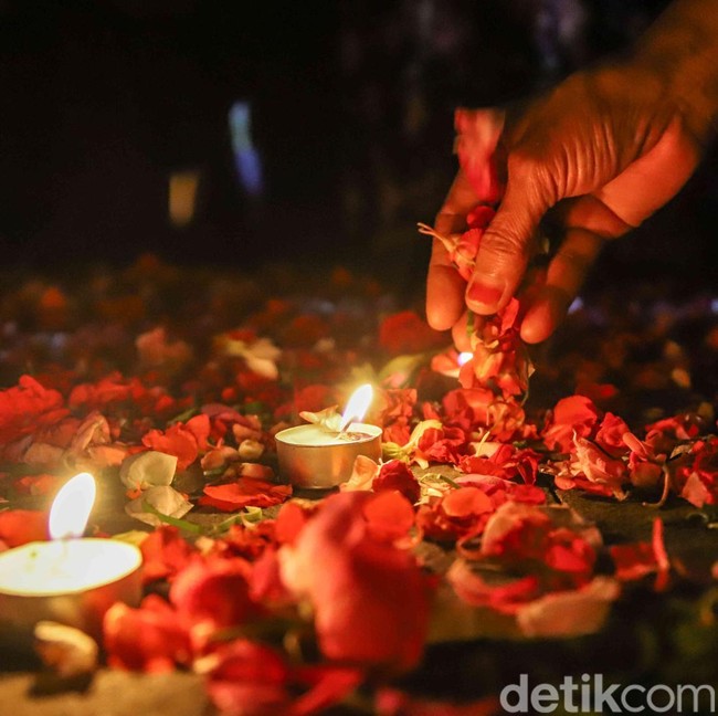 Tabur Bunga di Stasiun Bekasi Timur Berlanjut hingga Malam