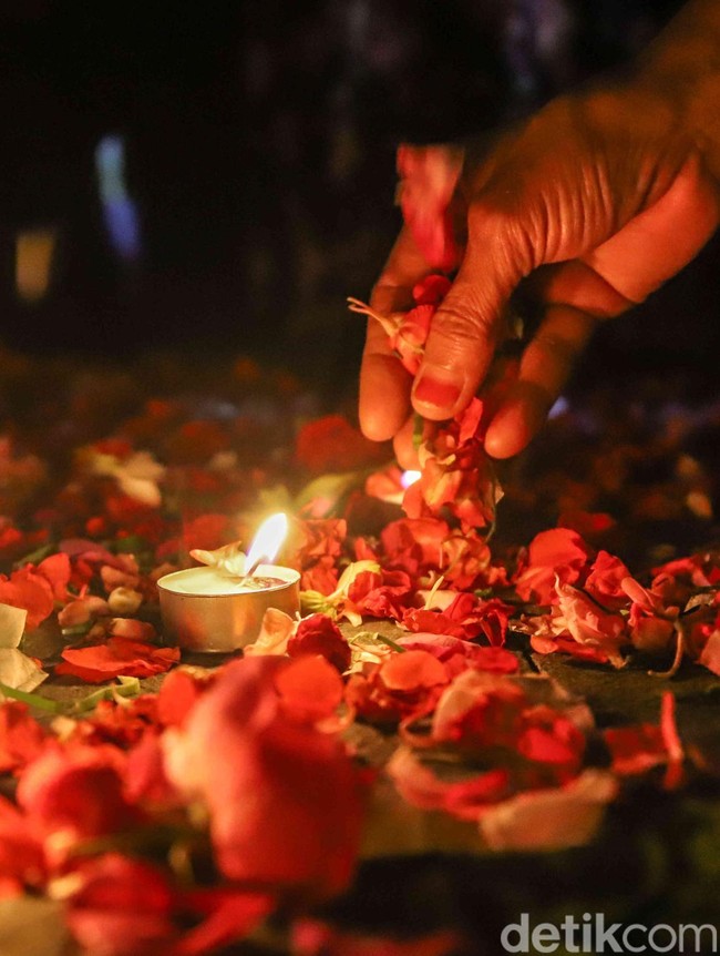 Tabur Bunga di Stasiun Bekasi Timur Berlanjut hingga Malam