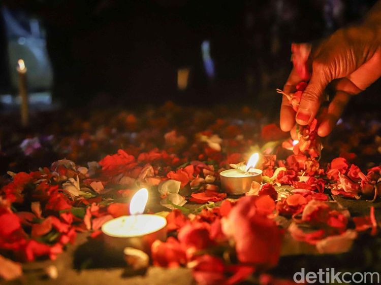 Tabur Bunga di Stasiun Bekasi Timur Berlanjut hingga Malam