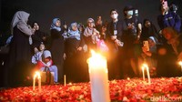 Warga dari berbagai kalangan tampak khusyuk memanjatkan doa, berharap para korban mendapatkan tempat terbaik di sisi Tuhan. Suasana haru menyelimuti area stasiun, dengan sebagian peserta terlihat menitikkan air mata saat doa bersama berlangsung.