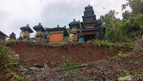 Tembok penyengker Pura Taman Sari yang terletak di Desa Tangkup, Kecamatan Sidemen, Karangasem jebol setelah diguyur hujan deras, Kamis (30/4/2026).