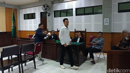 Terdakwa Lalu Bahtiar Sukmadinata hendak keluar ruang sidang usai divonis empat tahun penjara, Kamis (30/4/2026).