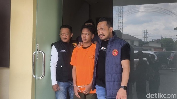 Tersangka A (18) yang menusuk kakak kandungnya sendiri berinisial MZH (27) di Kelurahan Dadapsari, Kecamatan Semarang Utara saat dibawa petugas ke ruang tahanan di Mapolrestabes Semarang, Kamis (30/4/2026).