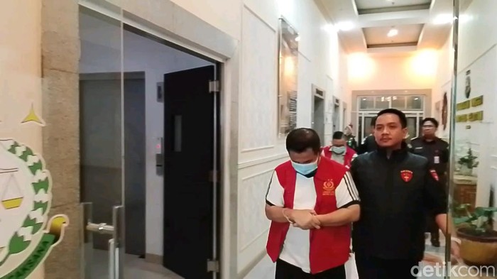 Tersangka Ricard Cahyadi dan Ridwan Said digiring ke sel tahanan Pakjo Palembang