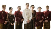 Mendengar ucapan Maia, Tissa langsung membenarkan dan mengatakan memastikan hadir saat akad dan resepsi pernikahan El Rumi dan Syifa. Tissa juga memastikan bakal menghadiri acara di Bali. Inilah momen Syifa foto bersama keluarga Maia Estianty dan Irwan Mussry. Foto: Instagram @tissabiani