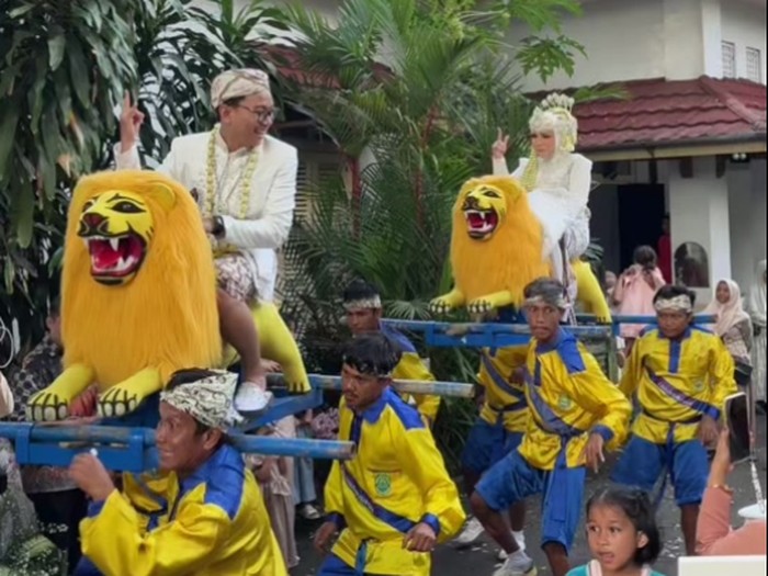 Momen resepsi pernikahan ada tradisi sisingaan di Subang, Jawa Barat, viral di media sosial.