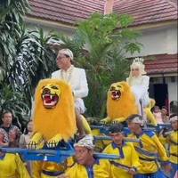 Pengantin Jalani Prosesi Adat Sunda Diarak Sisingaan Viral Jadi Sorotan