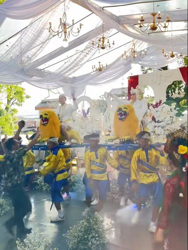 Tradisi Sisingaan Momen resepsi pernikahan ada tradisi sisingaan di Subang, Jawa Barat, viral di media sosial.