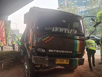 Truk Rem Blong Meluncur di Flyover Slipi hingga Tabrak Beton Busway