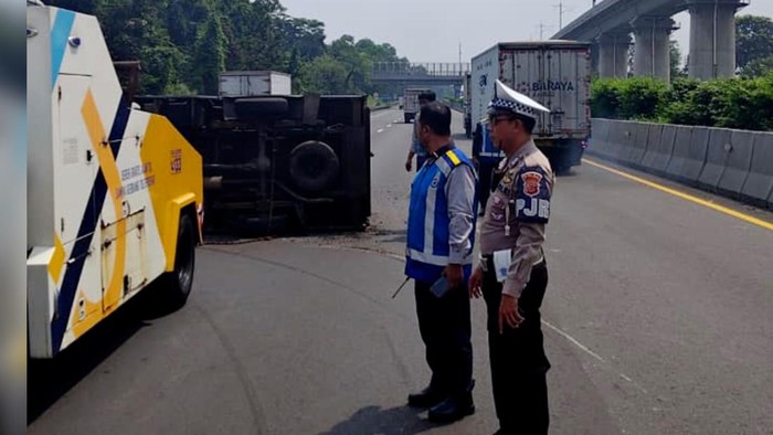Truk terguling dii Tol Padaleunyi.