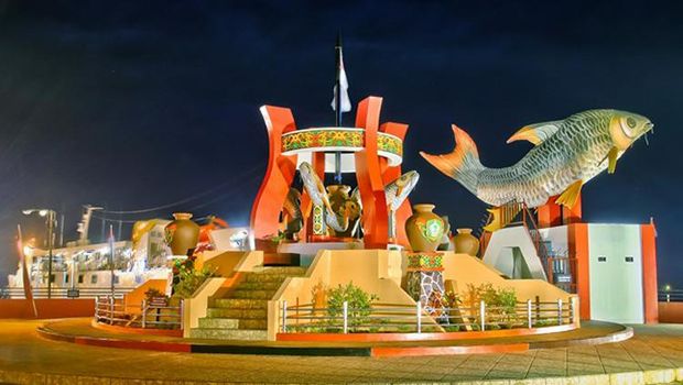 Tugu ikan jelawat di Kalteng. (laman MMC Kalteng)