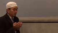 Ustaz tersebut menuliskan Jas Vidi Aldiano 100 hari tahajud.  Foto: Instagram @v8harrykiss