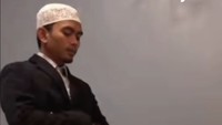 Dan ini saya sedang memakai jas, jas dari almarhum Vidi Aldiano. Nah, ibundanya ini pengin jas ini dipakai oleh guru Al-Quran. Saya dapatkan ini dari perantara saudara saya, Muhammad Lutfi Saleh. Semoga ya kita doakan untuk almarhum Vidi Aldiano, semoga diampuni segala dosa-dosanya dan diterima amal ibadahnya. Amiin ya Robbalallamin, doa seorang ustaz yang mendapatkan jas Vidi Aldiano. Foto: Instagram @v8harrykiss