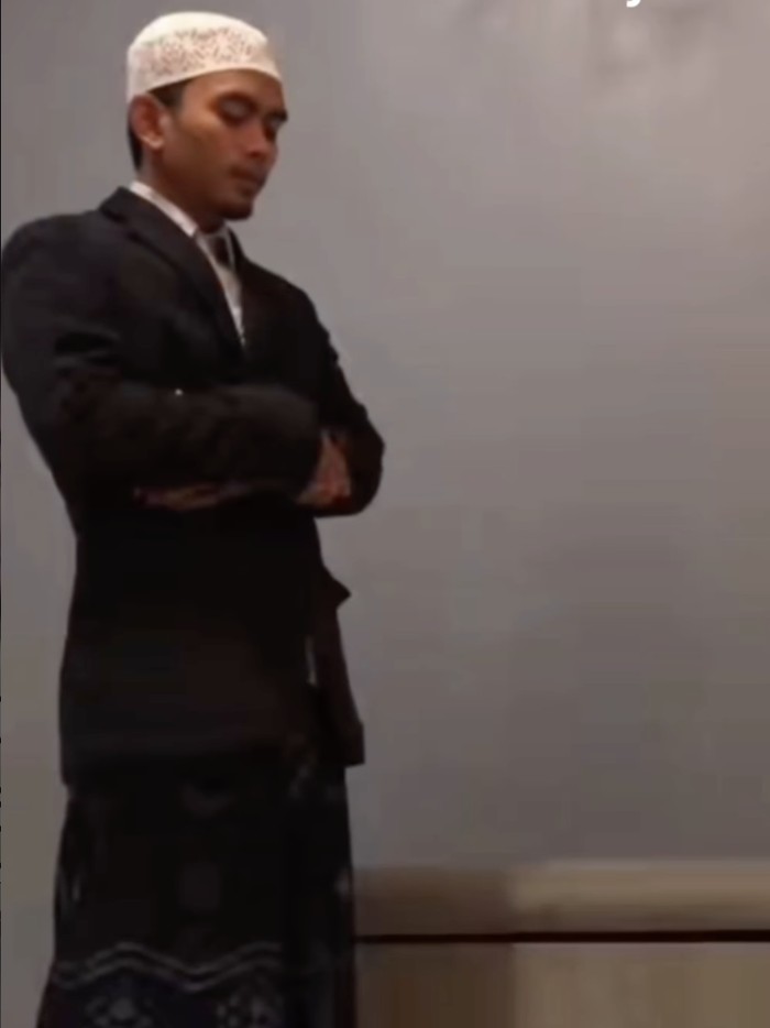 Janji Ustaz Pakai Jas Vidi Aldiano untuk 100 Hari Tahajud