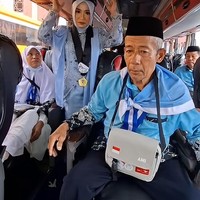 Viral Momen Haru Wanita Rayakan Wisuda di Bus Saat Orang Tua Berangkat Haji