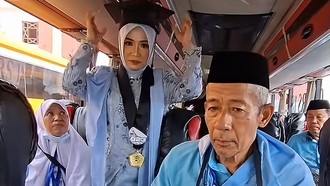 Viral Momen Haru Wanita Rayakan Wisuda di Bus Saat Orang Tua Berangkat Haji