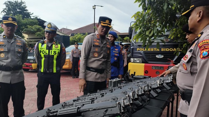 Wakapolresta Sidoarjo AKBP Mohammad Zainur Rofik saat mengecek persiapan alat personel untuk pengamanan May Day