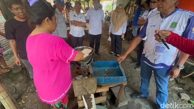 Warga di Sidrap mengolah ikan sapu-sapu untuk dijadikan pakan ternak bebek.