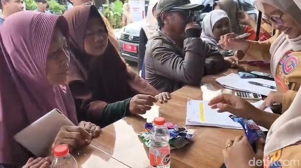 Warga saat melakukan penukaran sampah di Sukabumi Warga saat melakukan penukaran sampah di Sukabumi