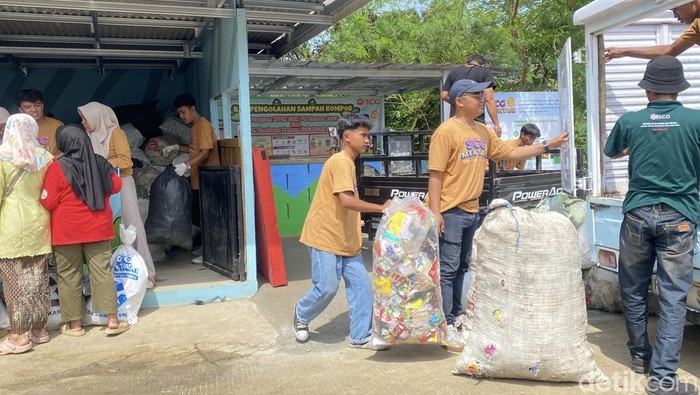 Warga saat melakukan penukaran sampah di Sukabumi
