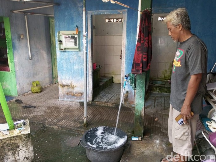 Air Sumur Warga Srandakan Bantul Bau-Berbusa Diduga Tercemar Limbah SPPG